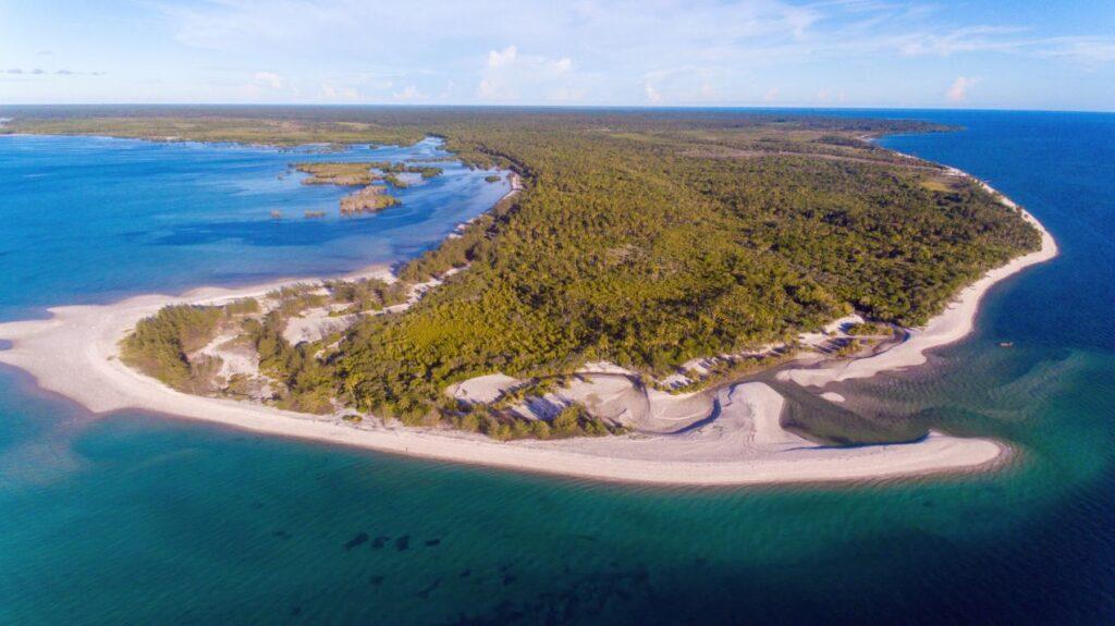 Malerische Küstenlinie und Strände von Mafia Island Tansania, umgeben von türkisfarbenem Wasser und üppiger Vegetation