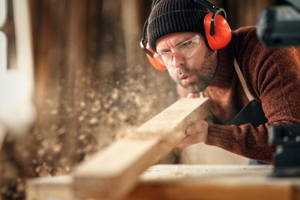 Handwerker mit Schutzbrille in Aktion | Schwerlastanker
