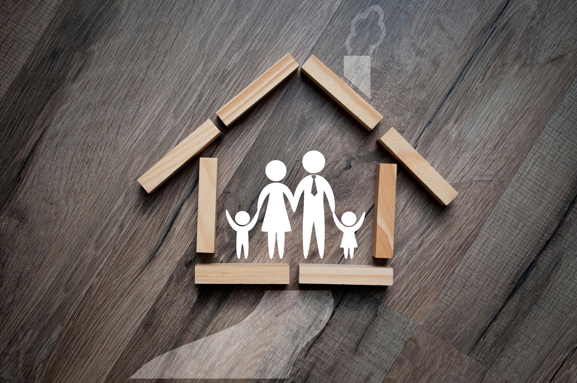 Familie in stilisiertem Holzhaus | Immobilienmakler Oldenburg Holstein 