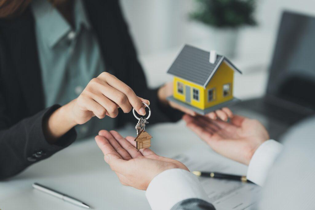 Schlüsselübergabe nach Hauskauf | Immobilienmakler Oldenburg Holstein