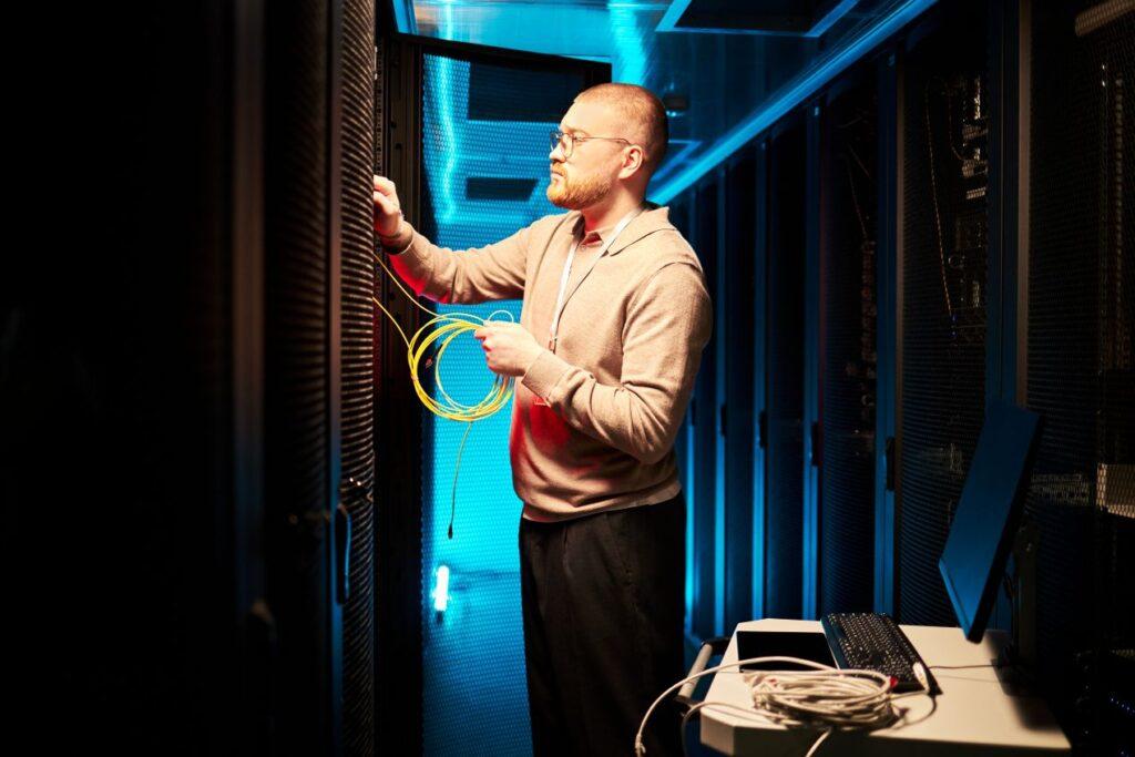 MPO-Integration in Rechenzentrum mit Glasfaserkabeln und strukturierter Verkabelung durch Netzwerkspezialisten