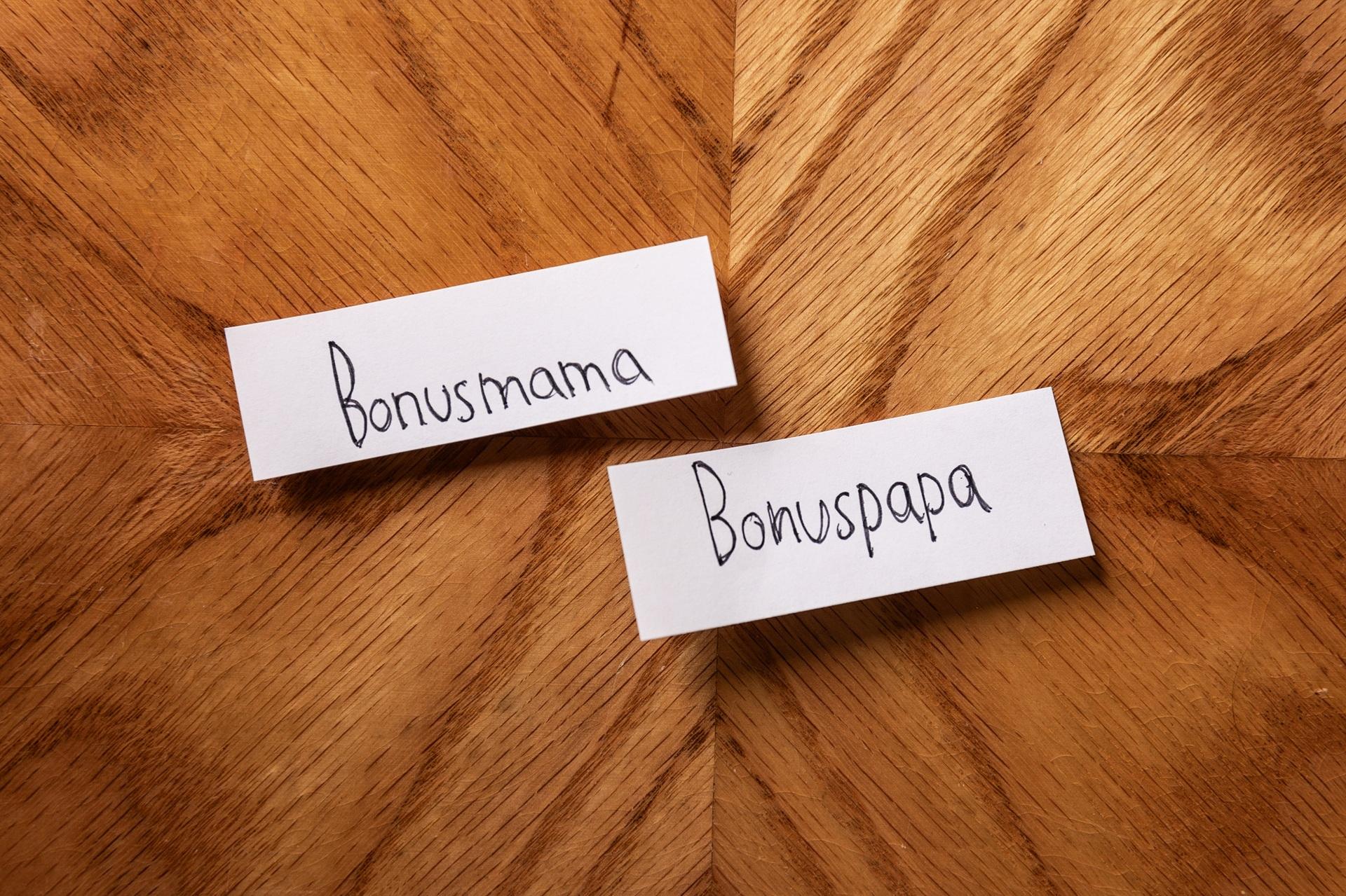 Handgeschriebene Zettel Bonusmama und Bonuspapa | Anwalt für Erbrecht in Deggendorf