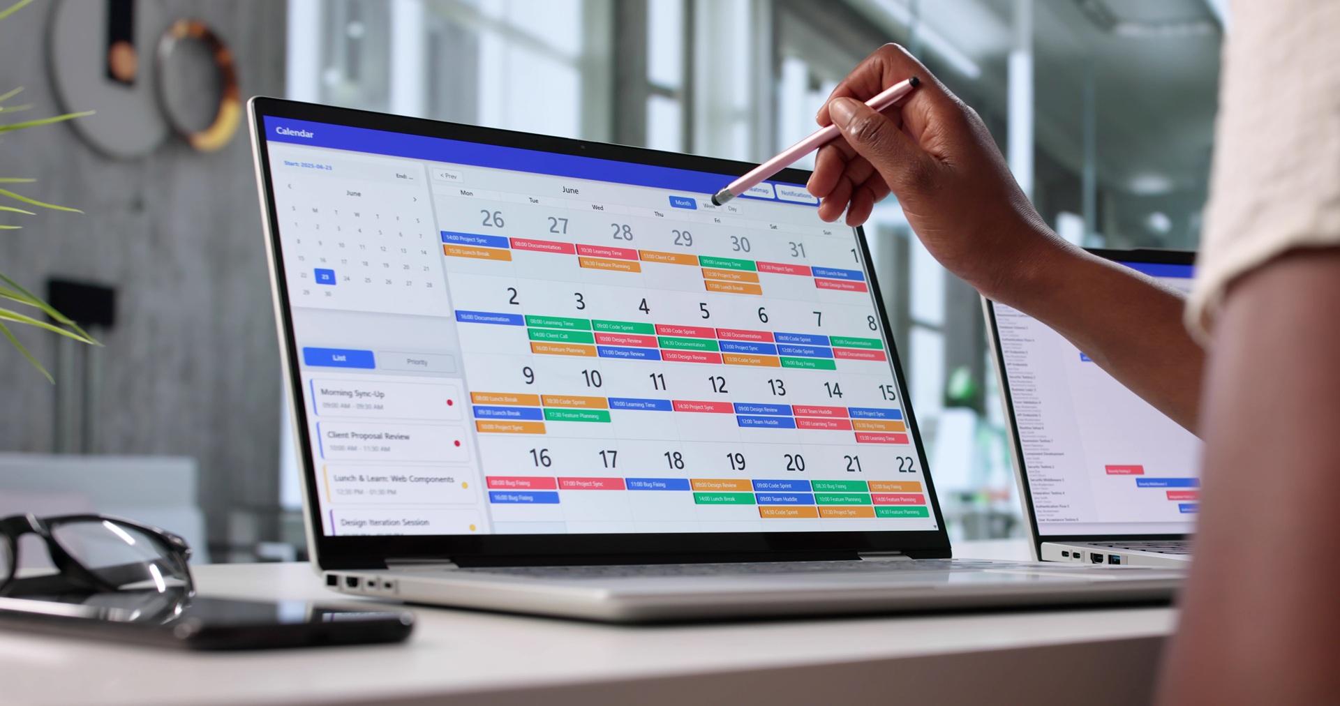 Person nutzt digitalen Kalender zur Terminorganisation | Seminarmanagement Software