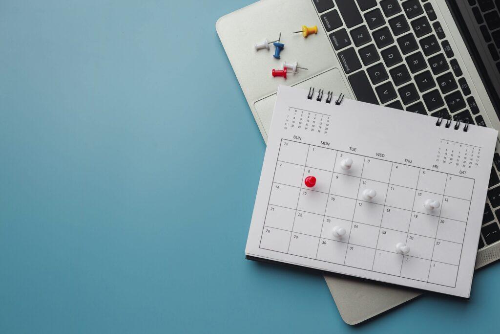 Kalender auf Laptop mit Pinnnadeln | Seminarmanagement Software