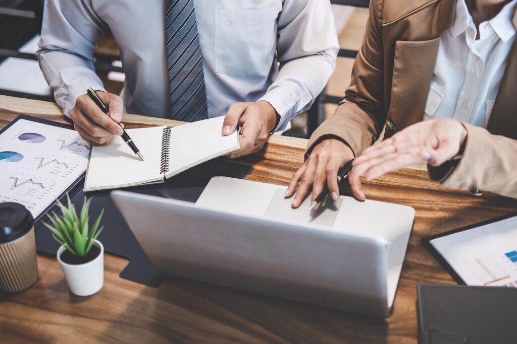 Geschäftsleute besprechen Finanzen am Laptop | Sachverständiger Löschanlagen